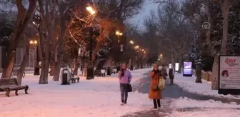 Azerbaycan'ın başkenti Bakü'ye yılın ilk karı yağdı