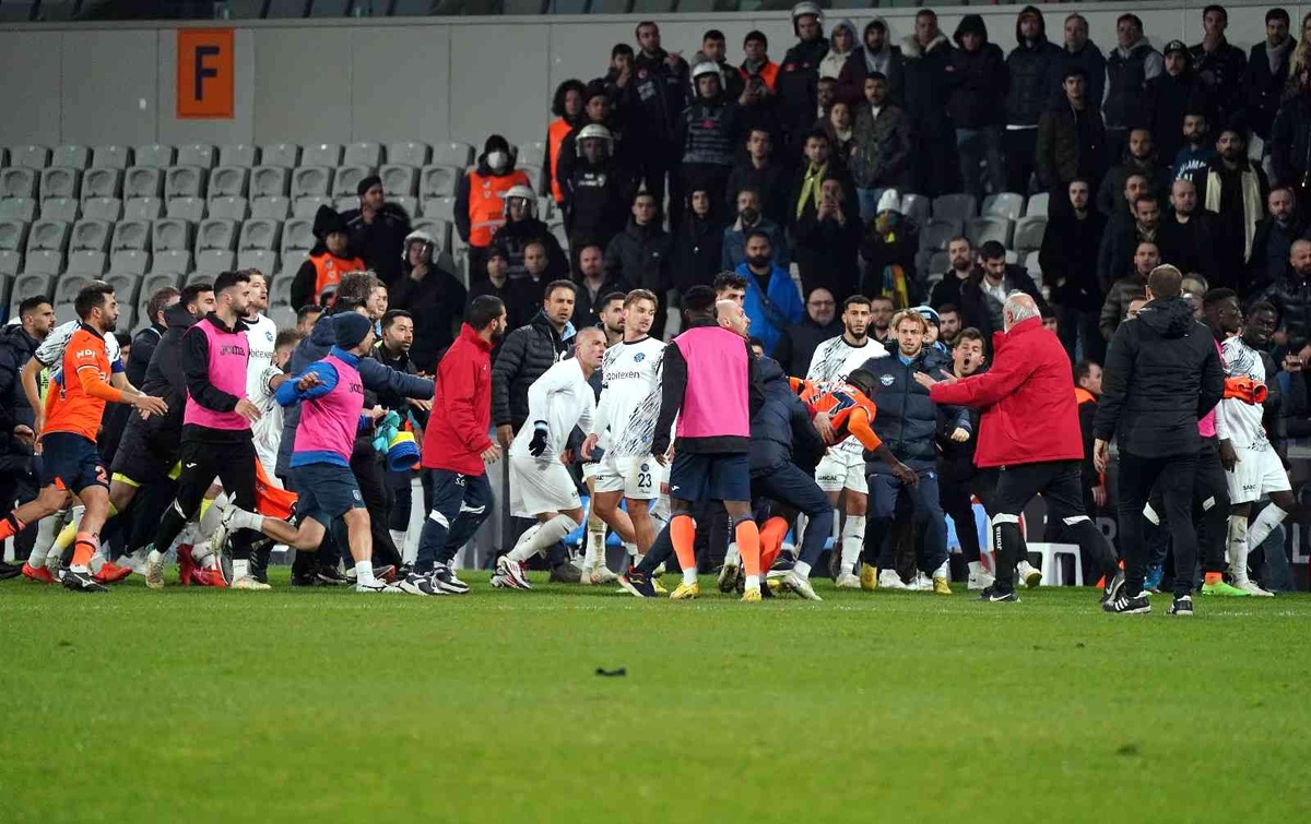 Başakşehir Adana Demirspor maç sonu saha karıştı