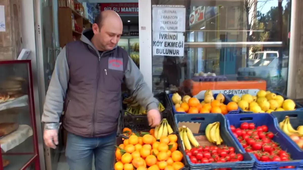 Burhaniyeli Bakkalın Başlattığı \'Askıda Ekmek\' Uygulaması Vatandaşlardan Yoğun İlgi Gördü