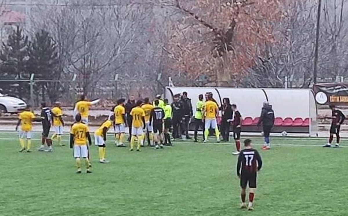 Çorum\'da 1. Amatör Küme maçında oyundan alınan futbolcu bıçakla sahaya girdi