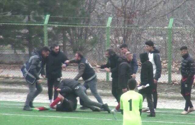 Çorum'da akıllara durgunluk veren olay! Oyundan alınan futbolcu elinde bıçakla sahaya geri döndü