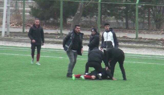 Çorum'da akıllara durgunluk veren olay! Oyundan alınan futbolcu elinde bıçakla sahaya geri döndü