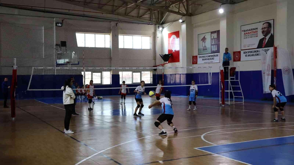 Elazığ\'da küçükler Voleybol İl Şampiyonası başladı