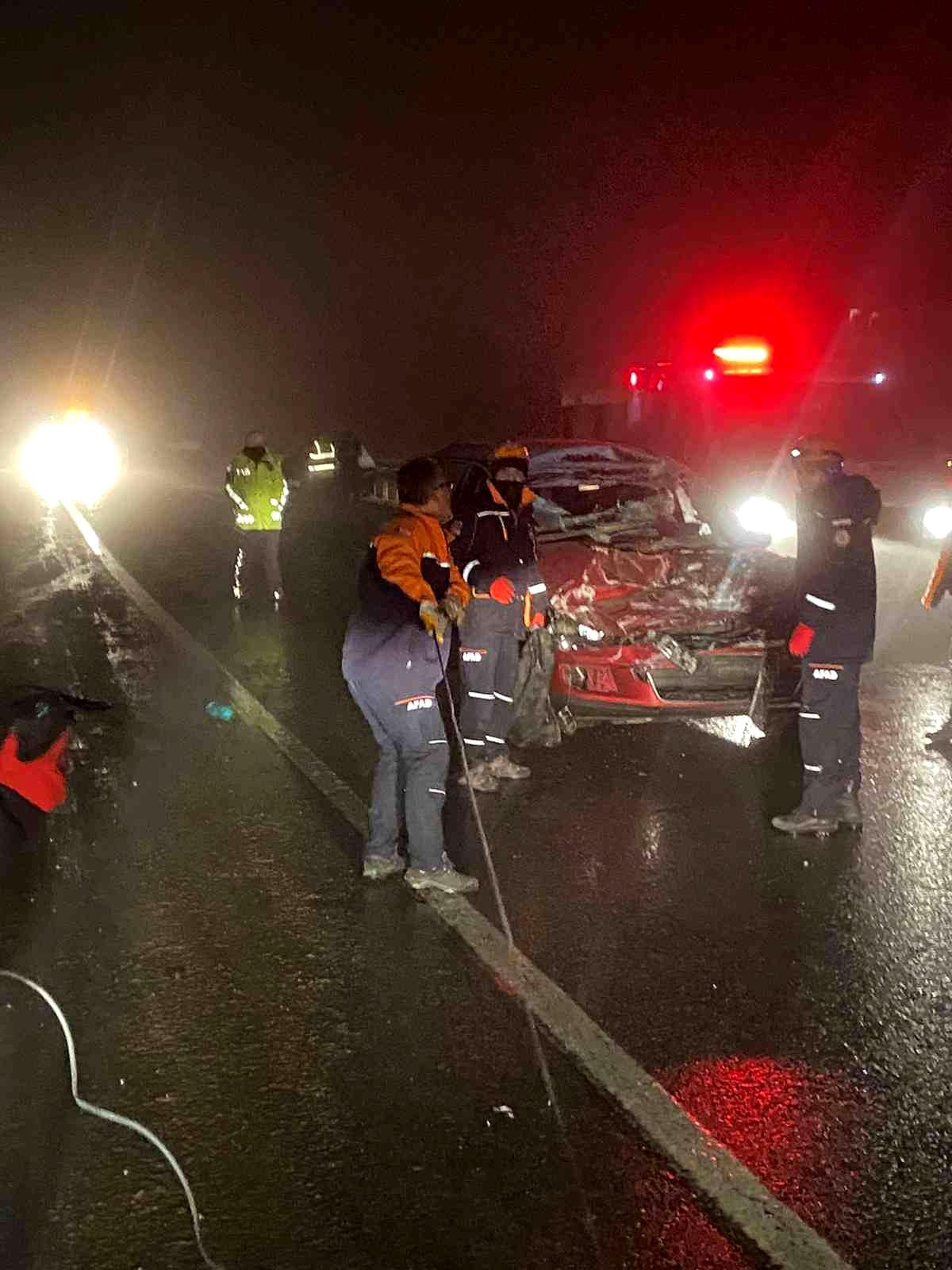 Eskişehir-Kütahya karayolunda zincirleme trafik kazaları: 4\'ü ağır 17 yaralı