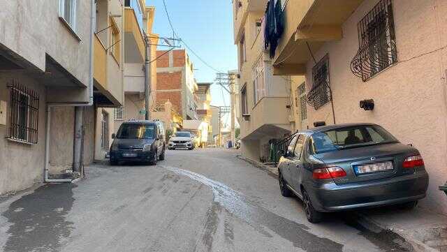Film gibi olay! Camdan atlayıp otomobilini hırsızın elinden kurtardı