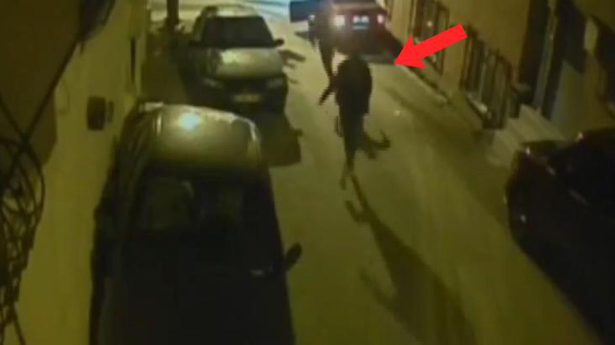 Film gibi olay! Camdan atlayıp otomobilini hırsızın elinden böyle kurtardı