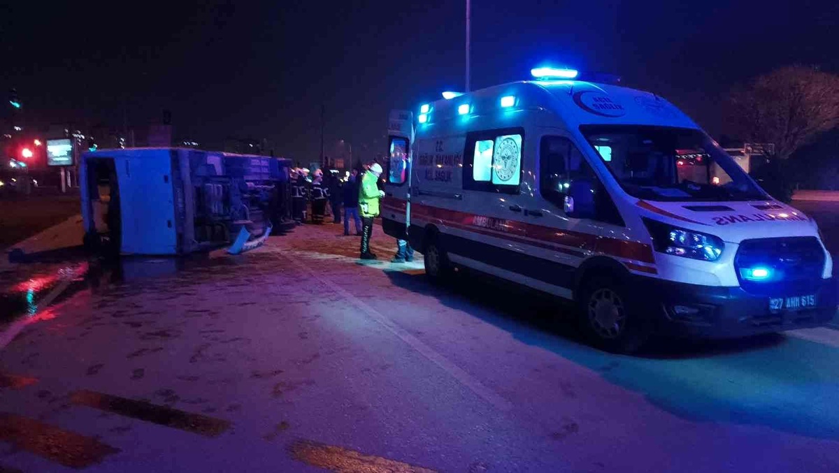 Gaziantep\'te otomobille çarpışan işçi servisi devrildi: 2\'si ağır 10 yaralı