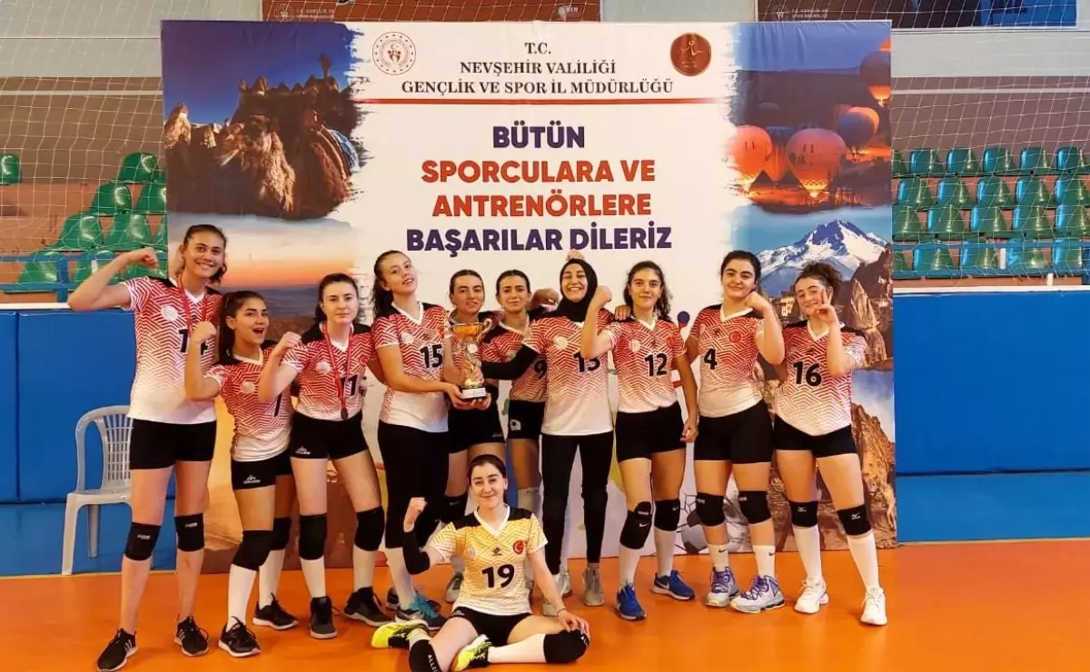 Genç voleybolcular filede namağlup şampiyon