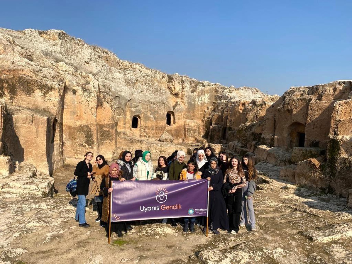 "Gez-Gör Diyarbakır" etkinlikleriyle kız yurdu öğrencileri Hilar Mağaralarını gezdi