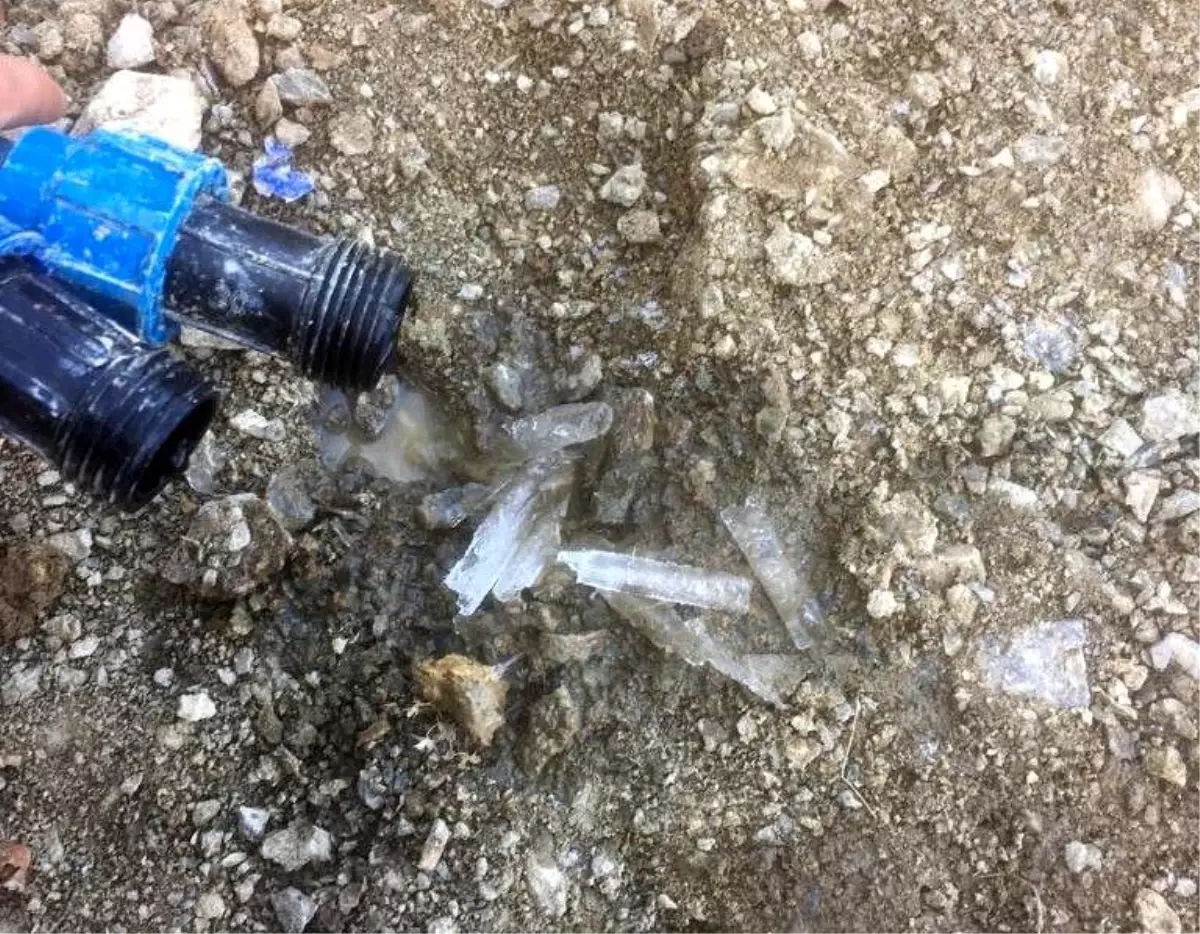 Hakkari itfaiyesi içme suyu hatlarındaki buz kütlelerini temizledi