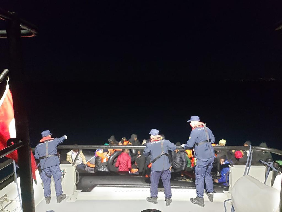 İzmir açıklarında 33 düzensiz göçmen kurtarıldı, 89 göçmen yakalandı