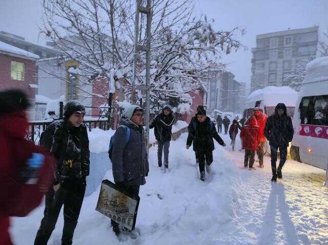 Kar kalınlığının 45 santimetreye ulaştığı Van'da hayat durma noktasına geldi! Yollar kapandı, uçaklar rötar yaptı Kar kalınlığının 45 santimetreye ulaştığı Van'da hayat durma noktasına geldi! Yollar kapandı, uçaklar rötar yaptı
