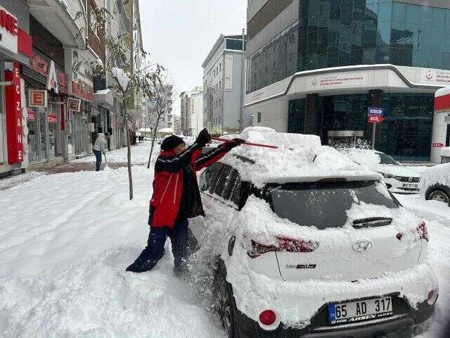 Kar kalınlığının 45 santimetreye ulaştığı Van'da hayat durma noktasına geldi! Yollar kapandı, uçaklar rötar yaptı Kar kalınlığının 45 santimetreye ulaştığı Van'da hayat durma noktasına geldi! Yollar kapandı, uçaklar rötar yaptı