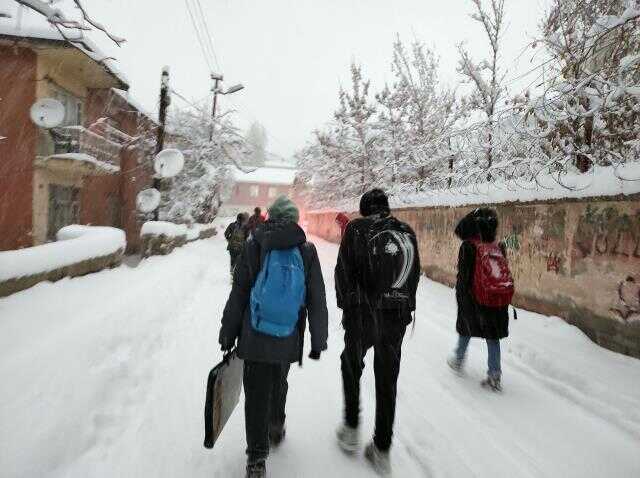 Kar kalınlığının 45 santimetreye ulaştığı Van'da hayat durma noktasına geldi! Yollar kapandı, uçaklar rötar yaptı Kar kalınlığının 45 santimetreye ulaştığı Van'da hayat durma noktasına geldi! Yollar kapandı, uçaklar rötar yaptı