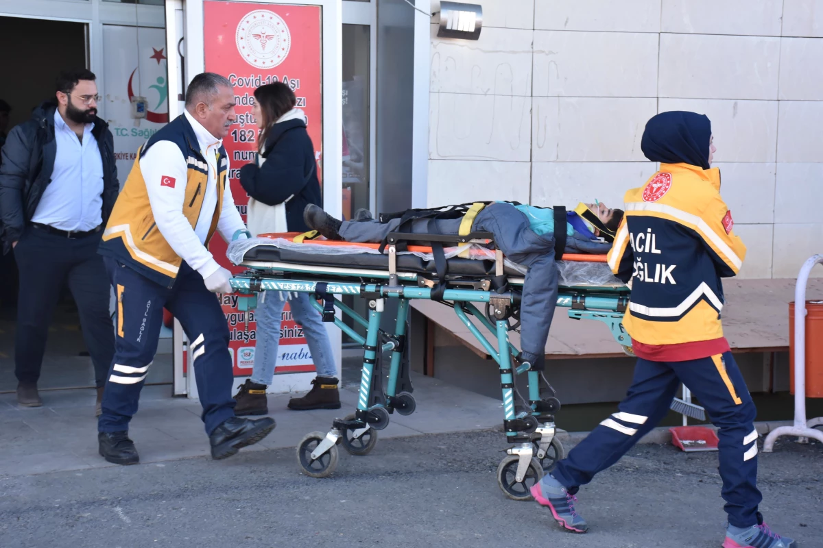 Kars\'ta öğrenci servisinin devrilmesi sonucu 1 öğrenci öldü, 14 öğrenci yaralandı