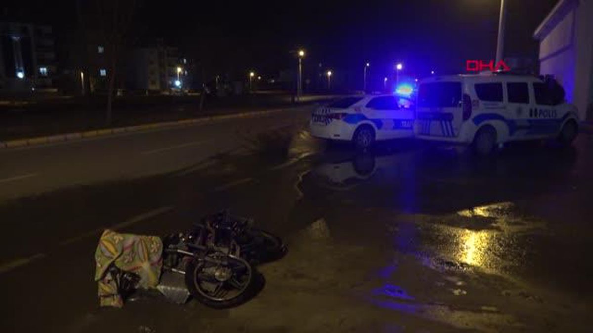 KARŞI ŞERİDE GEÇEN OTOMOBİL, MOTOSİKLETLE ÇARPIŞTI 2 YARALI