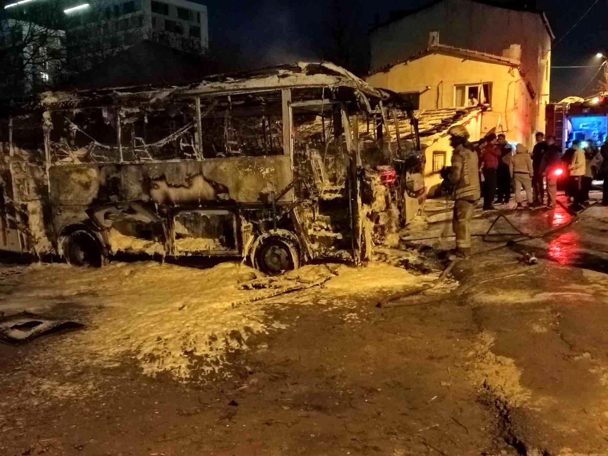 Küçükçekmece'de park halindeki 2 minibüste yangın çıktı