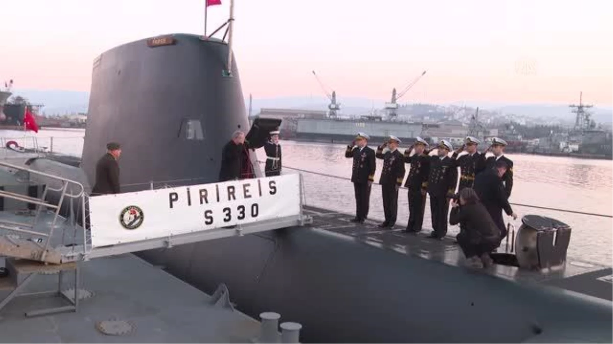 Milli Savunma Bakanı Akar, milli denizaltı Piri Reis\'te incelemelerde bulundu