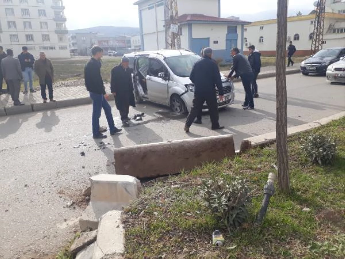 OTOMOBİL, REFÜJE ÇIKIP DEVRİLDİ 1 YARALI