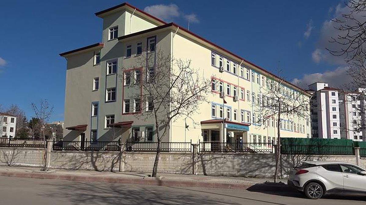 Okulda kahreden olay! Sınav sonucunu öğrenince herkesin gözü önünde kendini camdan aşağıya bıraktı