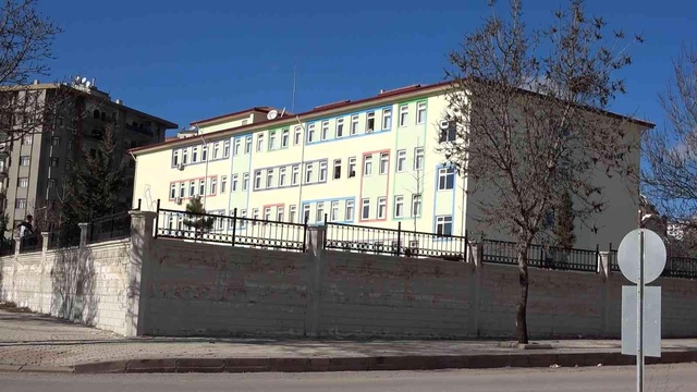 Sınav sonucu kötü gelen öğrenci 2'nci kattaki sınıfından aşağı atladı Sınav sonucu kötü gelen öğrenci 2'nci kattaki sınıfından aşağı atladı