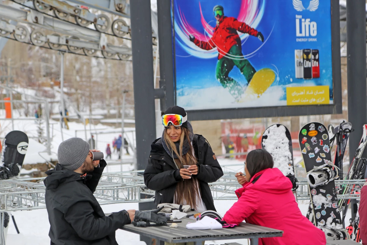 Tahranlılar temiz hava ve kayak için şehrin kuzeyindeki dağlara çıkıyor