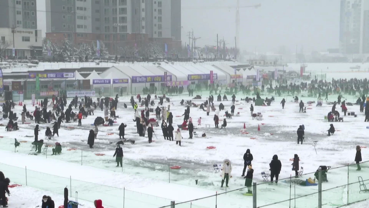 Turistler Buzda Balık Tutmak İçin Güney Kore\'nin Popüler Kış Festivaline Akın Ediyor