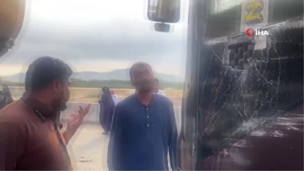 Türk umre kafilesini taşıyan otobüs tankerle çarpıştı
