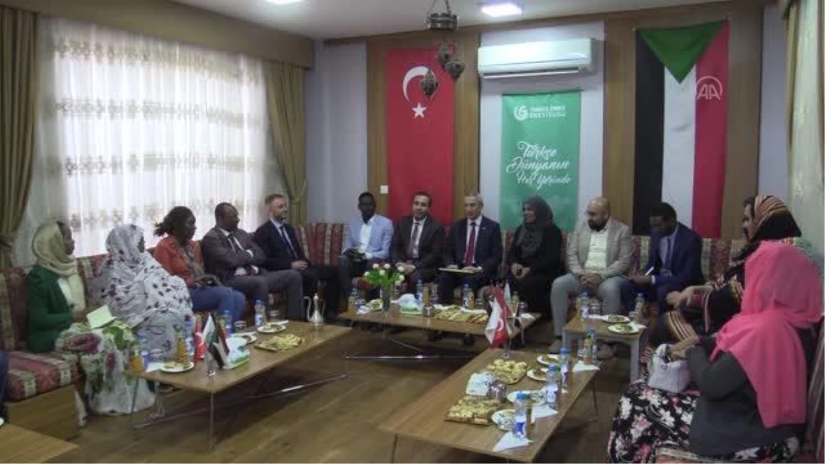 Türkiye\'nin Hartum Büyükelçisi Çobanoğlu, Sudanlı gazetecilerle bir araya geldi