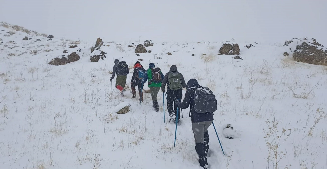 Vanlı dağcılar Sarıkamış şehitleri için Kevenli Dağı\'na tırmandı