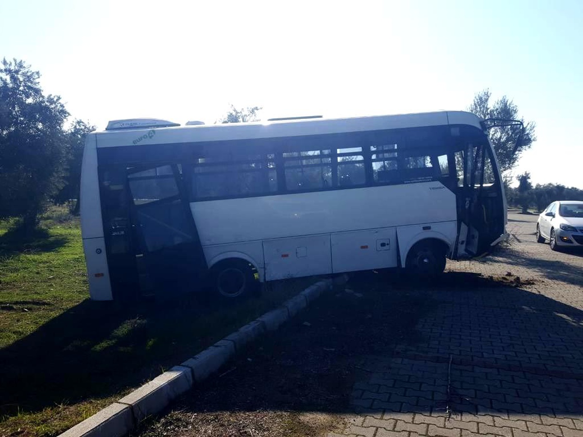 Yolcu otobüsü ve otomobil çarpıştı: 3 yaralı