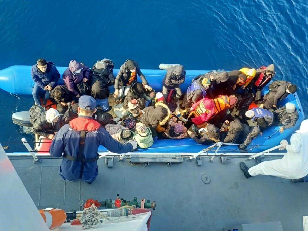 Yunan unsurlarınca ölüme terk edilen 34 kaçak göçmen kurtarıldı
