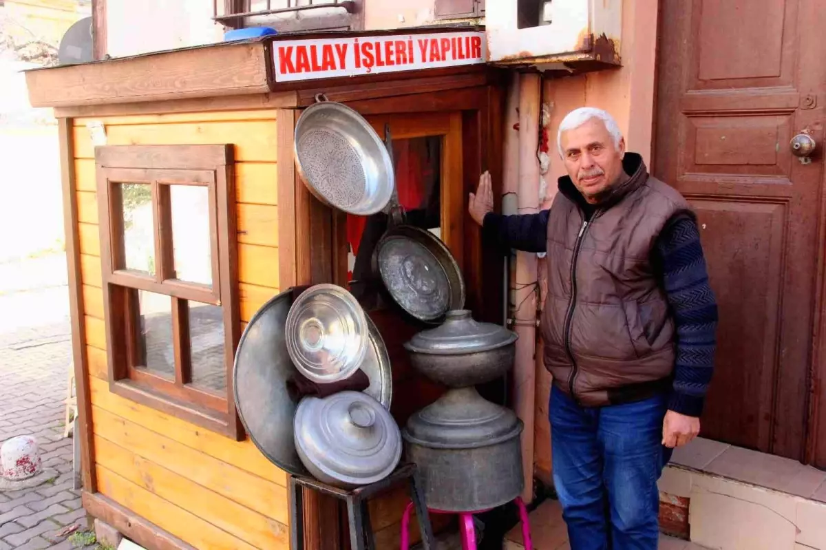 1,5 metrelik dükkanda 41 yıldır kalay yapıyor