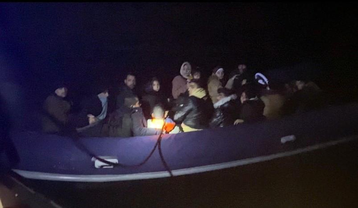 18 düzensiz göçmen kurtarıldı, 35\'i yakalandı