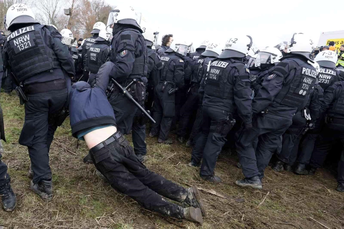 Almanya\'da iklim aktivistlerinden kömür madeni protestosuPolis, göstericileri yaka paça gözaltına aldı