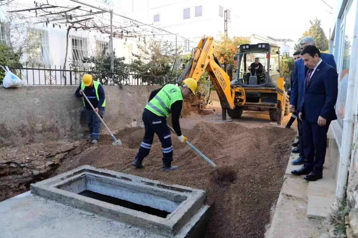 Başkan Aras, Dere Sokak\'ta incelemelerde bulundu