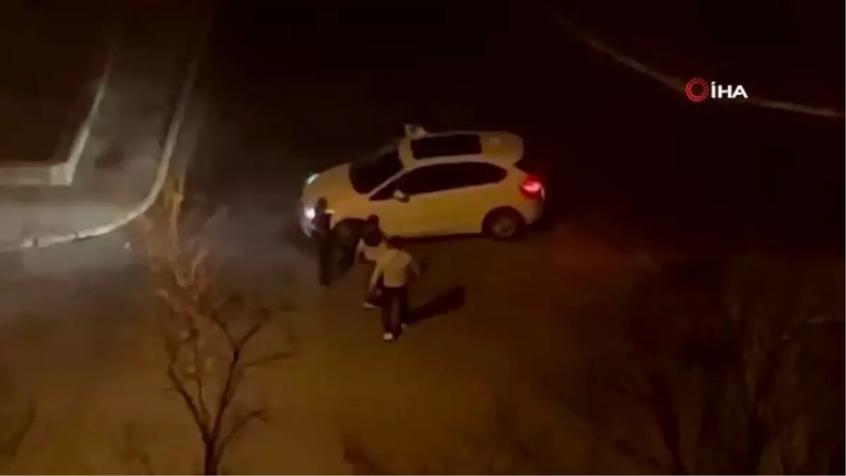 Beylikdüzü'nde iki arkadaşın tekme tokat kavgası kamerada