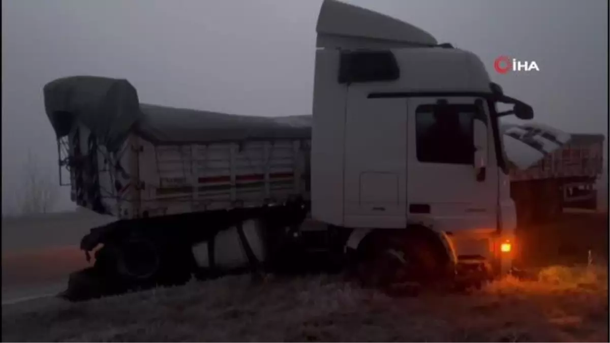 Buz pistine dönen yolda tırlar yoldan çıktı, otomobiller çarpıştı: 2 yaralı