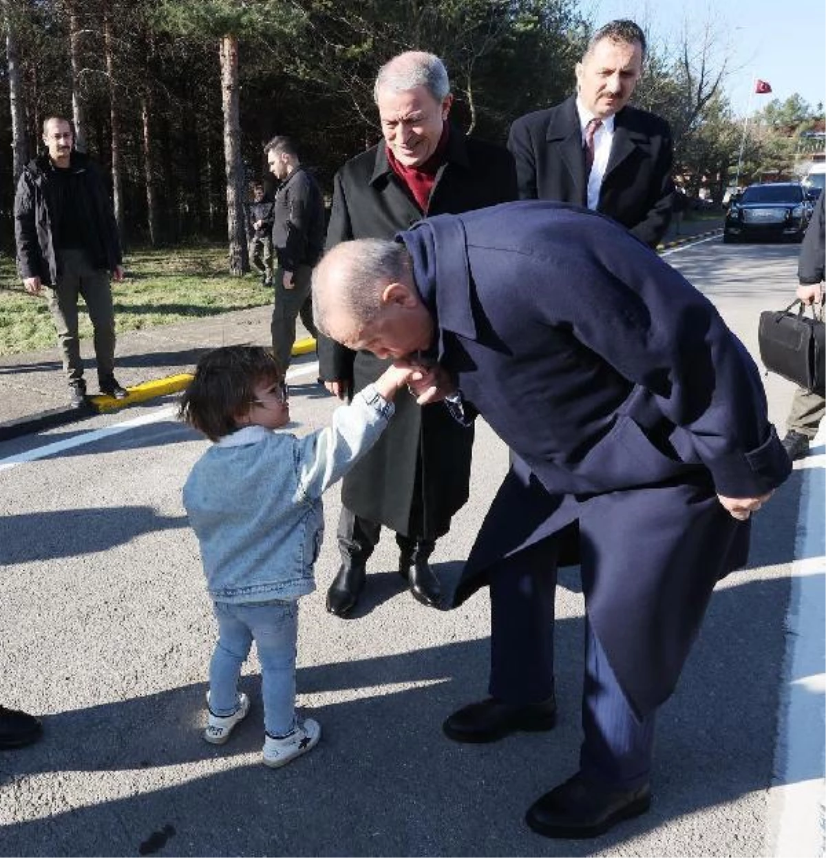 Cumhurbaşkanı Erdoğan, elini öpen minik Zayn\'a elini öperek karşılık verdi