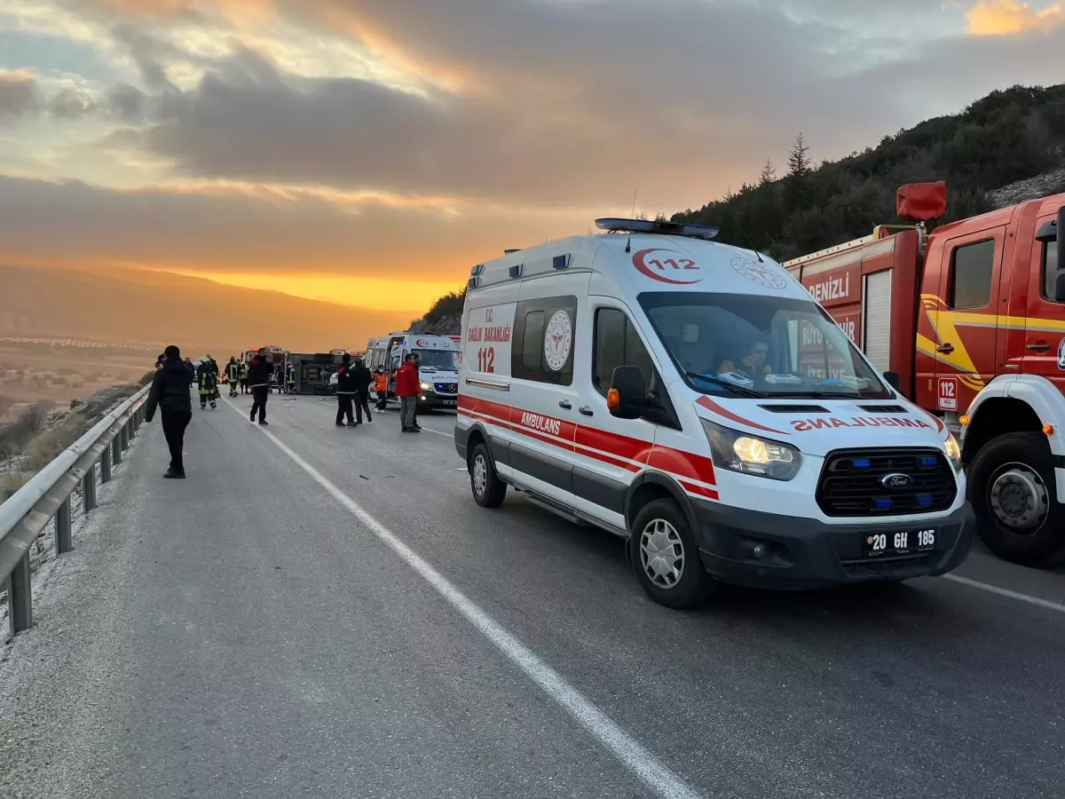 Servis midibüsünün devrilmesi sonucu 2 kişi öldü, 15 kişi yaralandı (2)