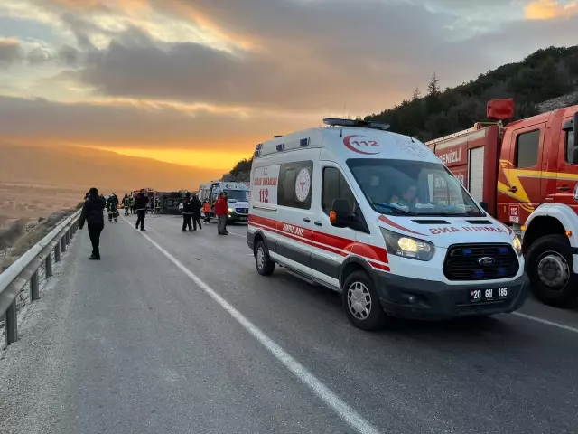 Servis midibüsünün devrilmesi sonucu 2 kişi öldü, 15 kişi yaralandı