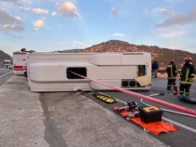 Servis midibüsünün devrilmesi sonucu 2 kişi öldü, 15 kişi yaralandı