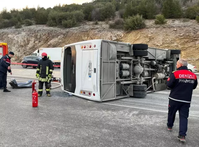 Servis midibüsünün devrilmesi sonucu 2 kişi öldü, 15 kişi yaralandı