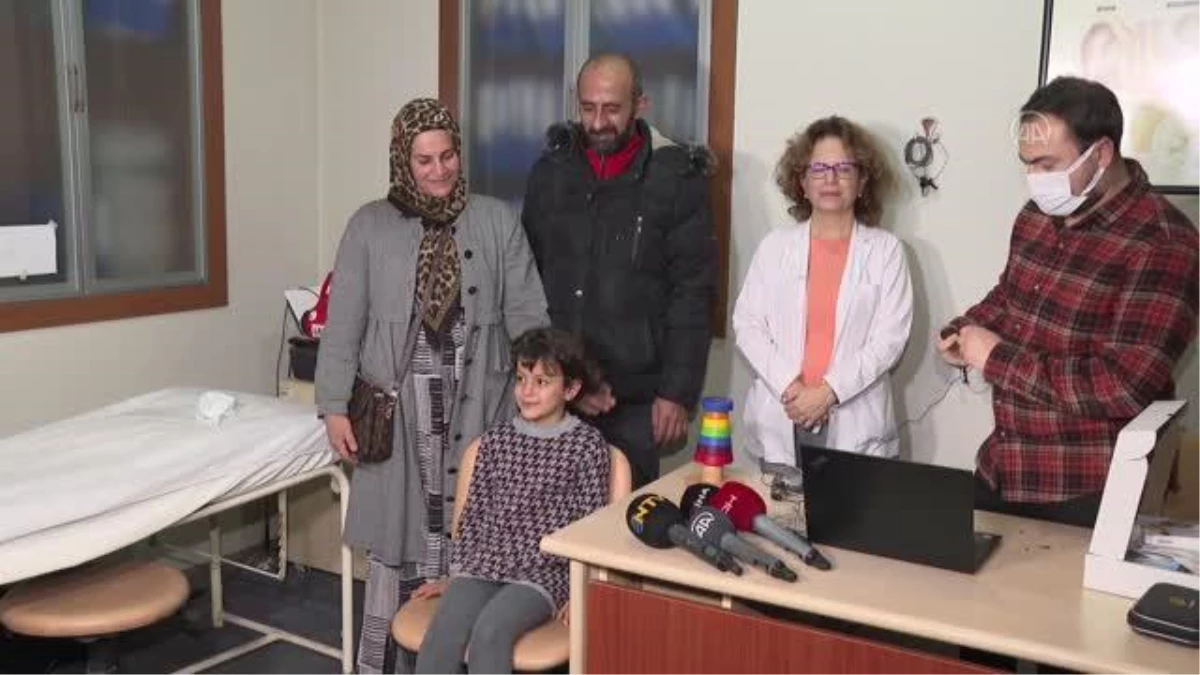 Doğuştan işitme engelli Suriyeli çocuğa İzmir\'de biyonik kulak takıldı