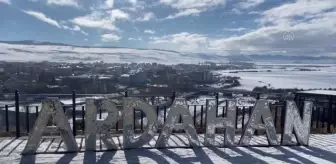 Etkisini sürdüren soğuk hava nedeniyle akarsu ve göletlerin yüzeyi buz tuttu