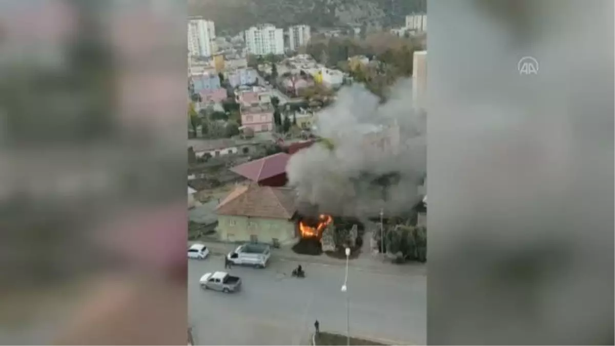 Evin odunluğunda çıkan yangın söndürüldü