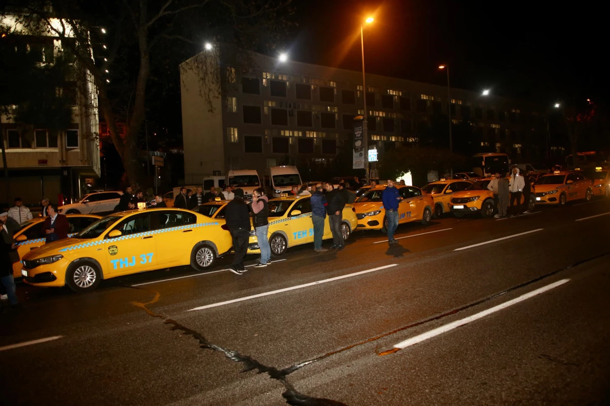 Fatih\'te taksiciler, meslektaşlarının hayatını kaybettiği yere karanfil bıraktı