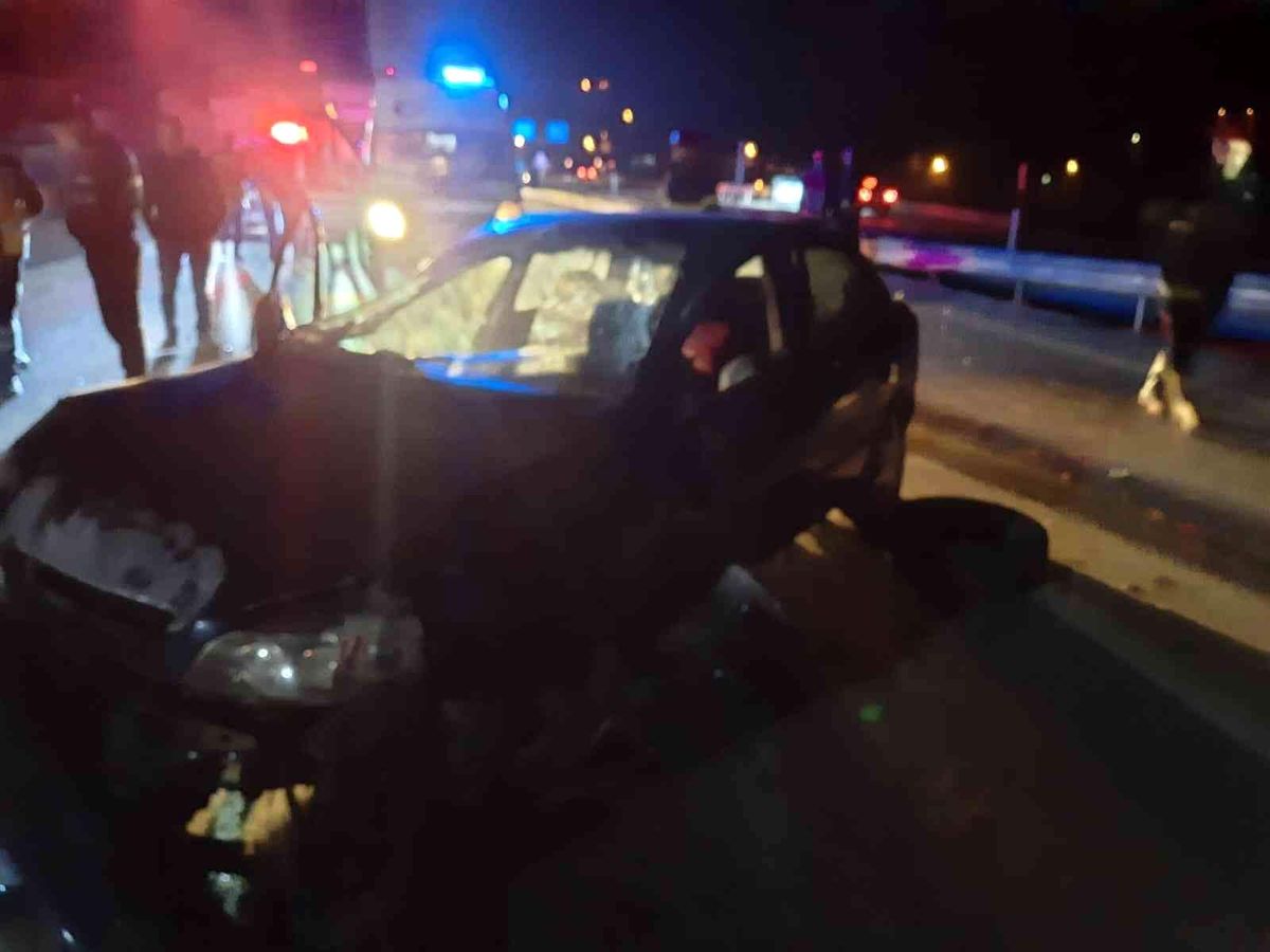 Gediz\'de trafik kazası: 3 yaralı