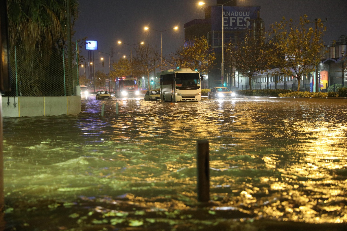 İzmir açıklarında 29 düzensiz göçmen kurtarıldı
