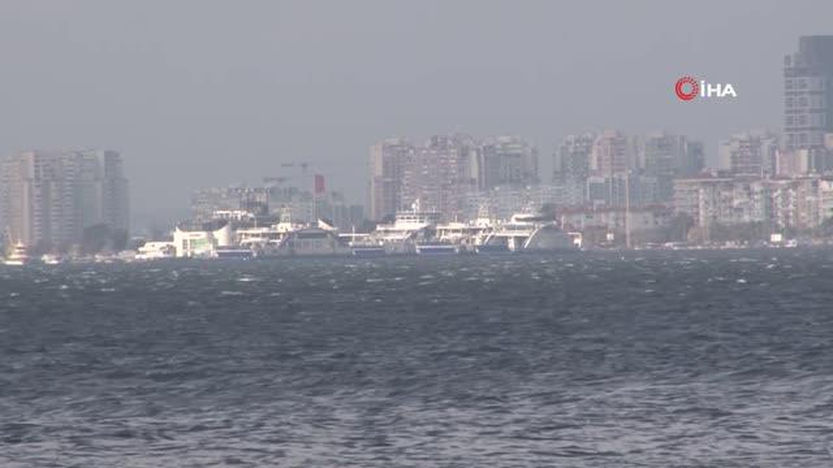 İzmir\'de deniz ulaşımına fırtına engeli
